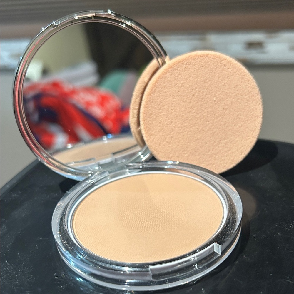 Clinique Stay-Matte Sheer Pressed Powder - Neutral Beige Packaging - Picture 4 of 5